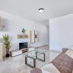 アパート Bright 2br Sea Views From The Balcony セント・ポールズ・ベイ