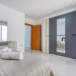 Bright 2br Sea Views From The Balcony *