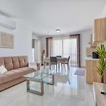 アパート Bright 2br Sea Views From The Balcony セント・ポールズ・ベイ