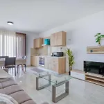Bright 2br Sea Views From The Balcony *